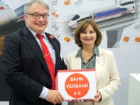 34_SCHULZ_BAY_InnoTrans2024_Bahnverband v.l.n.r.: Dipl.-Volkswirt Eckhard SCHULZ - (Verbandsgeschäftsführer - CEO - BAHNVERBAND e.V.) und Renate BAY - (Zweite Vorsitzende vom BAHNVERBAND e.V.)